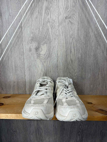 New Balance Size Y4 Sneakers