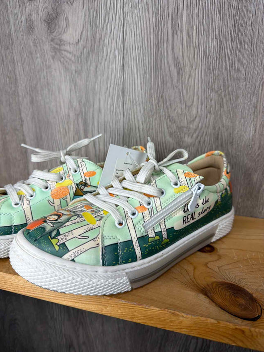 Size Y4 Sneakers