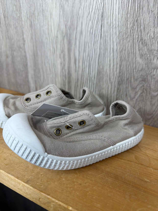 Victoria Size C10 Sneakers