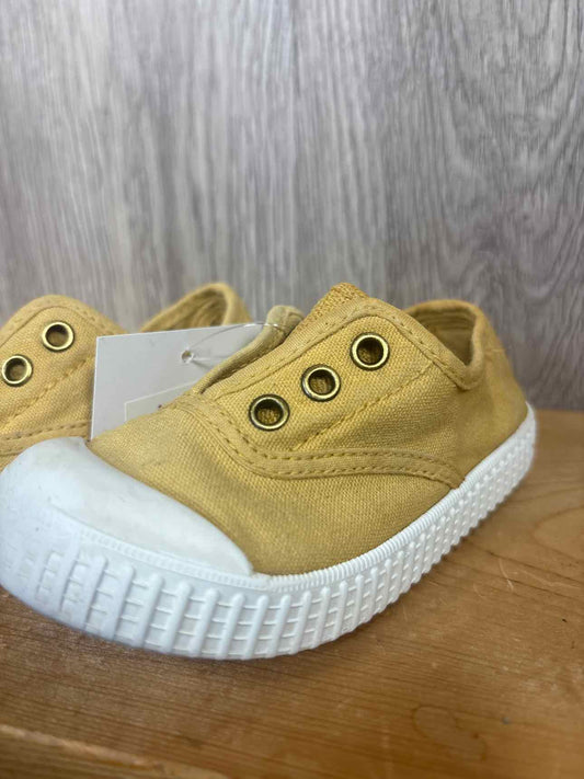 Victoria Size C8 Sneakers