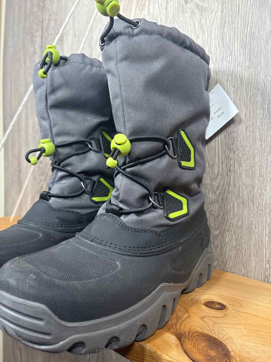 Cougar Size Y4 Boots